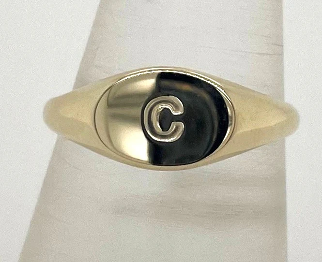 9CT YG OVAL SIGNET RING "C" INITAL ENGRAVED SIZE J